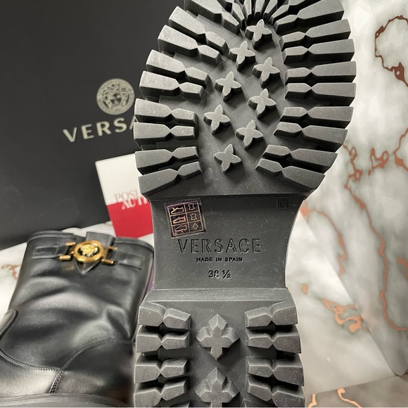 VERSACE BOOTIE H. 25 VITELLO
NERO-ORO NEW IN BOX SIZE 38.5 - Picture 10 of 13